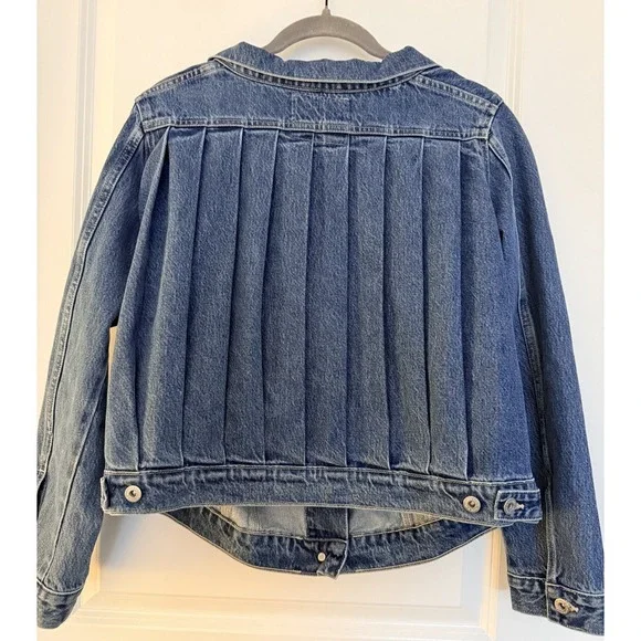Rare Levi's Denim Jacket Women's Medium Back Pleat Detail Medium Wash